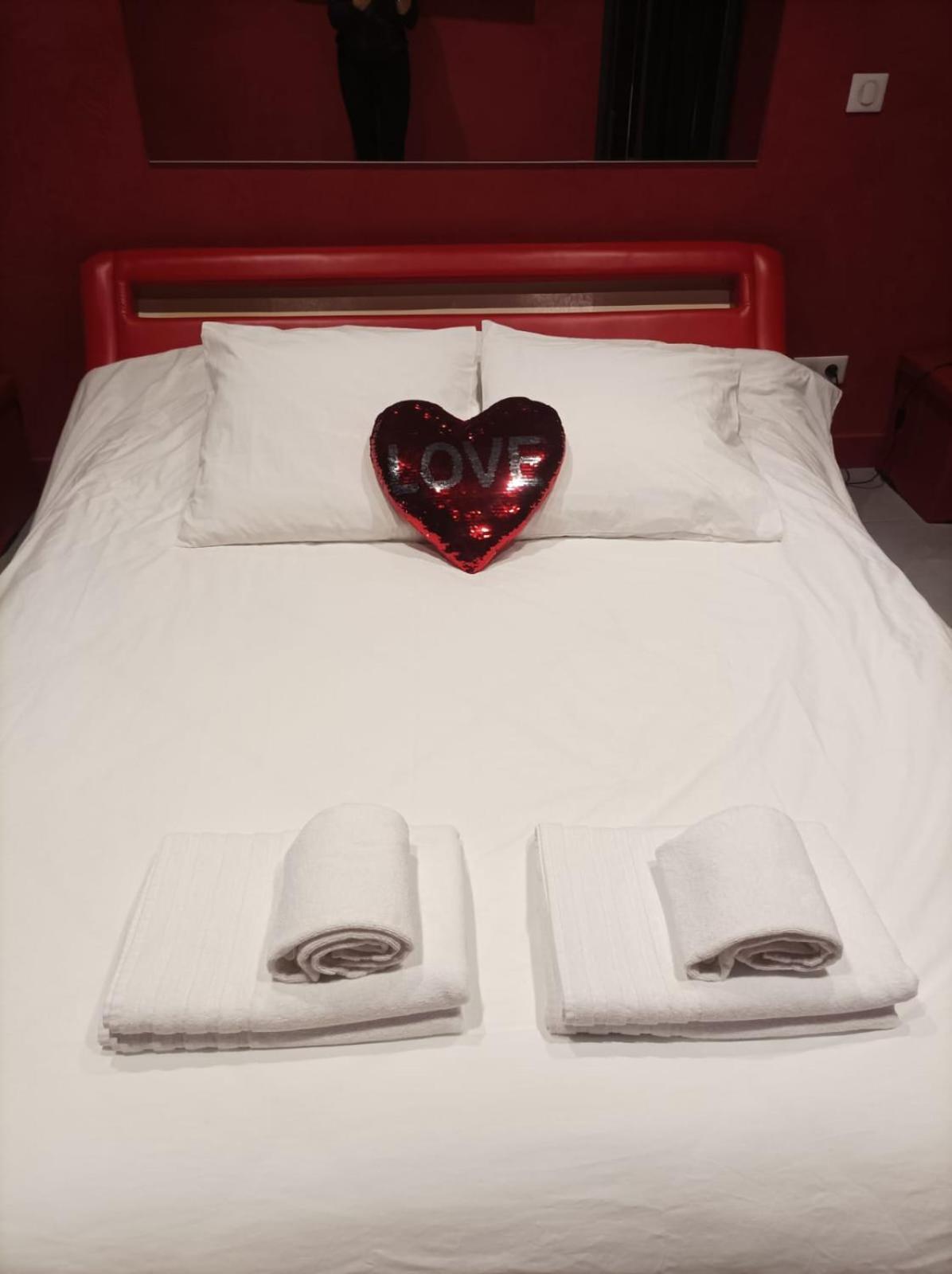 Appartement Balneo Et Sauna Prives The Red Room Mauguio Exterior foto